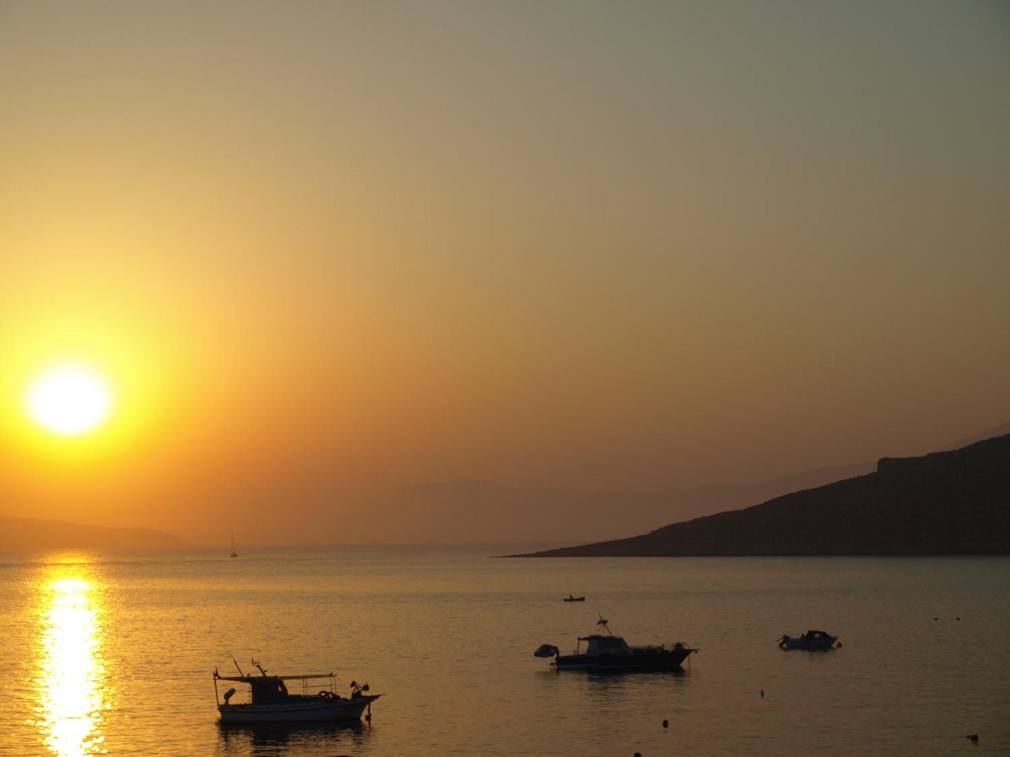 Atlantis Houses Chalki Town ภายนอก รูปภาพ